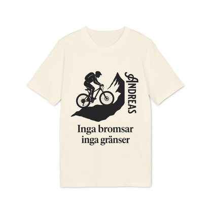 Mountain Bike Namn Inga Bromsar Inga Gränser Sustainable Unisex Tee med cyklist- och bergmotiv, texten “Inga bromsar inga gränser”