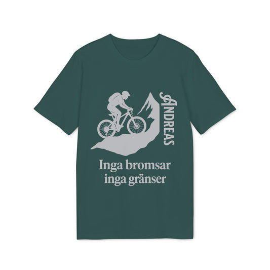 Mountain Bike Namn Inga Bromsar Inga Gränser Sustainable Unisex Tee grön t-shirt med mountainbike-tryck, bergmotiv och text "Inga bromsar inga gränser"