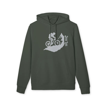 Alt Tag: Mountain Bike Personalized Sustainable Unisex Hoodie verde oscuro con ciclista de montaña y nombre personalizado “JOSE LUIS” estampado