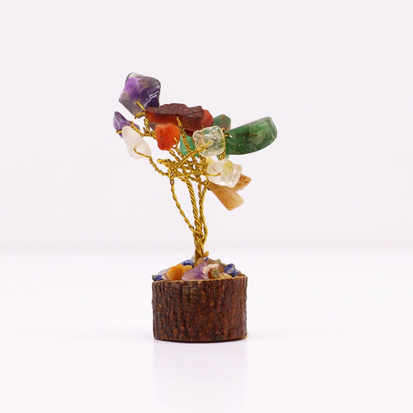 Alt Tag: Multi-Stone Mini Gemstone Tree – 15 Gemstones, mini árbol decorativo con chipstones multicolor, alambre dorado y base de madera