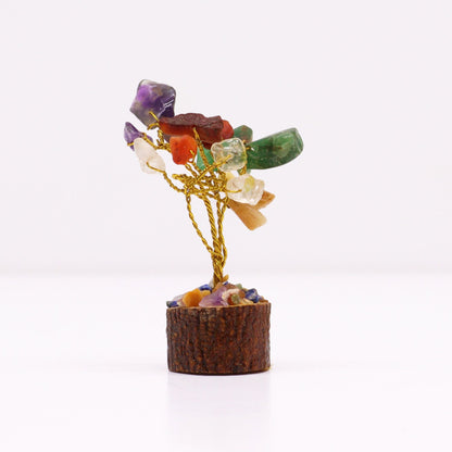 Alt Tag: Multi-Stone Mini Gemstone Tree – 15 Gemstones, mini árbol decorativo con chipstones multicolor, alambre dorado y base de madera