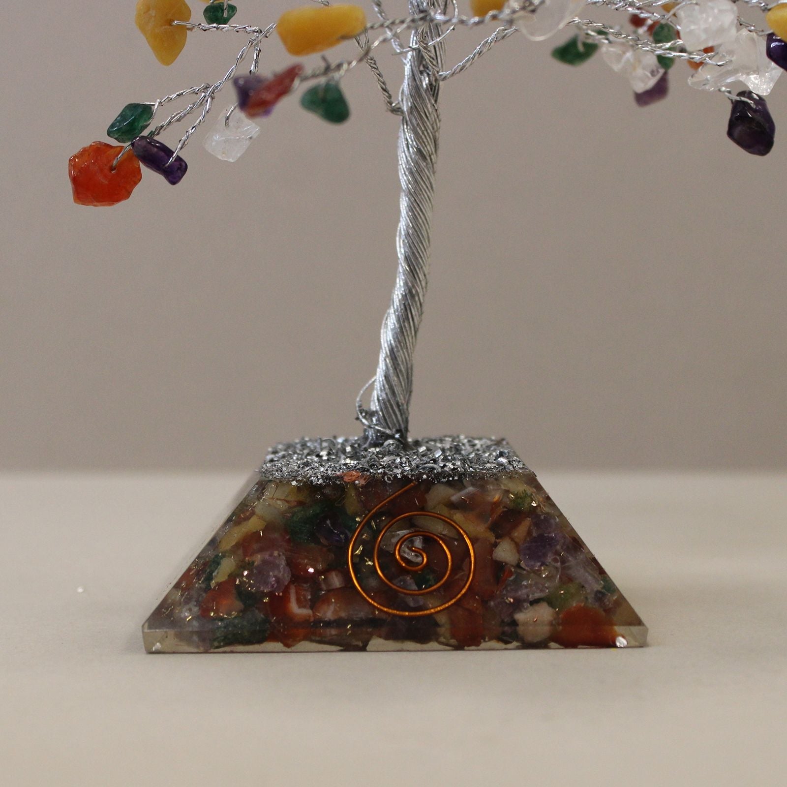 Alt Tag: Multicolor Gemstone Tree – 160 Stones, detalle de base de orgonita piramidal con espiral de cobre y ramas con gemas pulidas