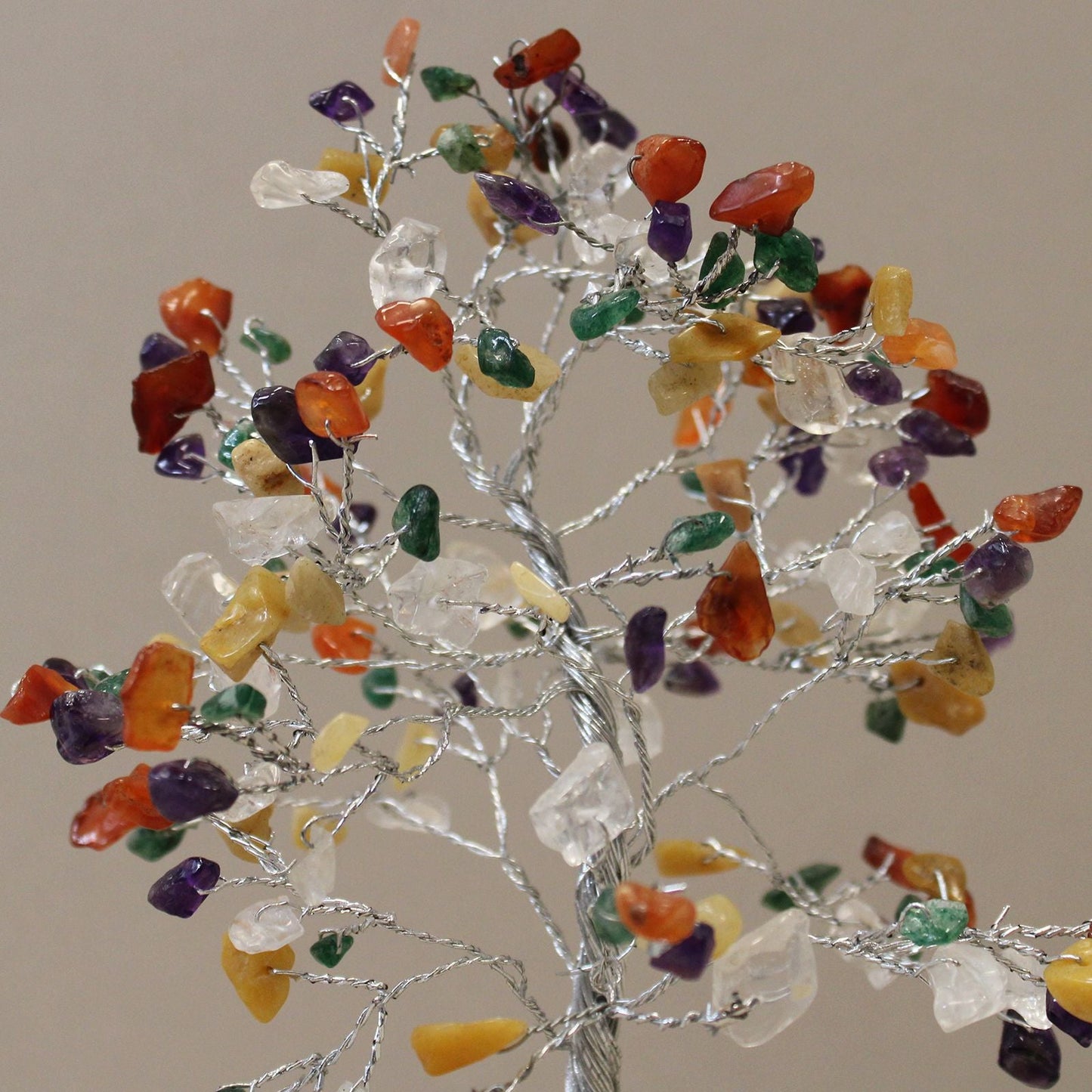 Alt Tag: Multicolor Gemstone Tree – 160 Stones con ramas de alambre plateado y piedras multicolor pulidas, decoración tipo bonsái