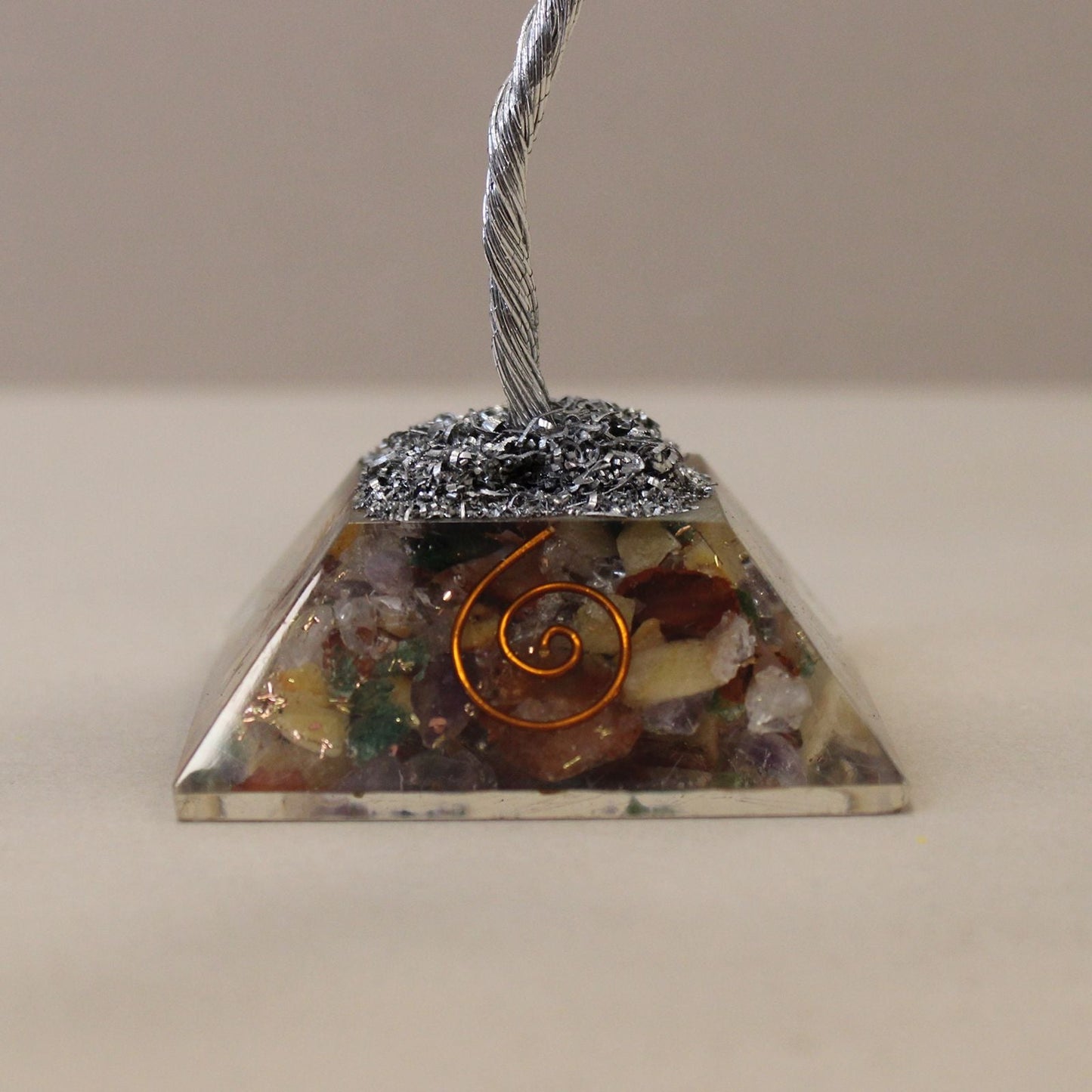 Alt Tag: Multicolor Gemstone Tree – 80 Stone, base piramidal de orgonita con chipstones multicolor, resina y espiral de cobre