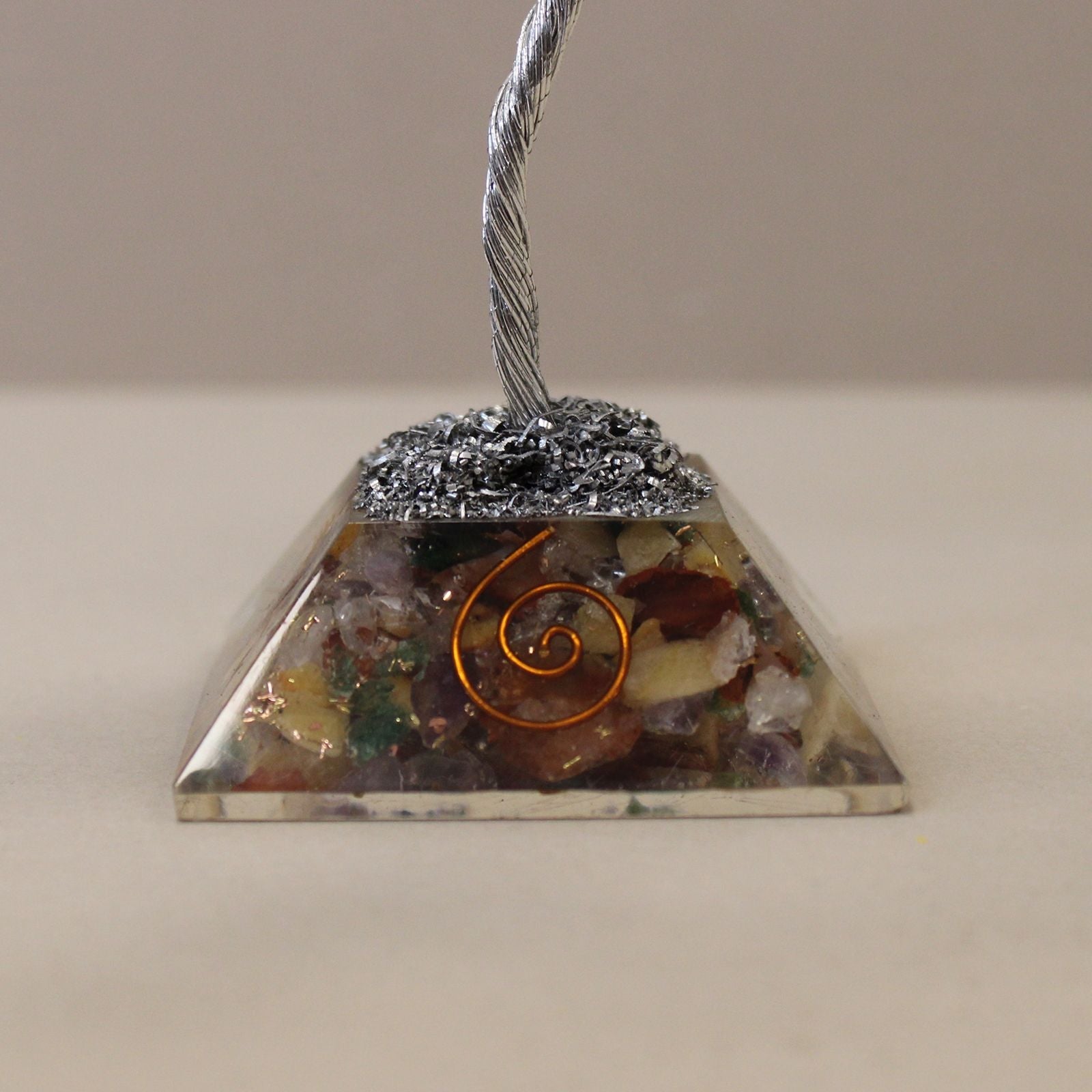 Alt Tag: Multicolor Gemstone Tree – 80 Stone, base piramidal de orgonita con chipstones multicolor, resina y espiral de cobre