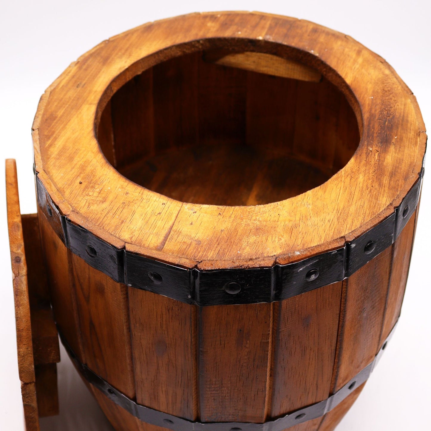 Natural Albasia Wood Barrel Stool – 38x32 CM, taburete tipo barril de madera natural con aros negros y acabado rústico