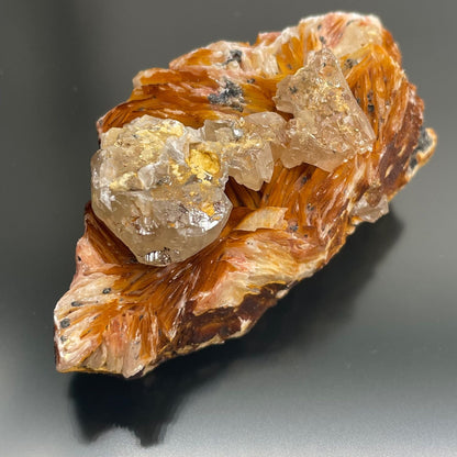 Alt Tag: Natural Barite & Sericite Specimens – 60-Piece Collection close-up of barite crystals on sericite matrix, yellow-white hues