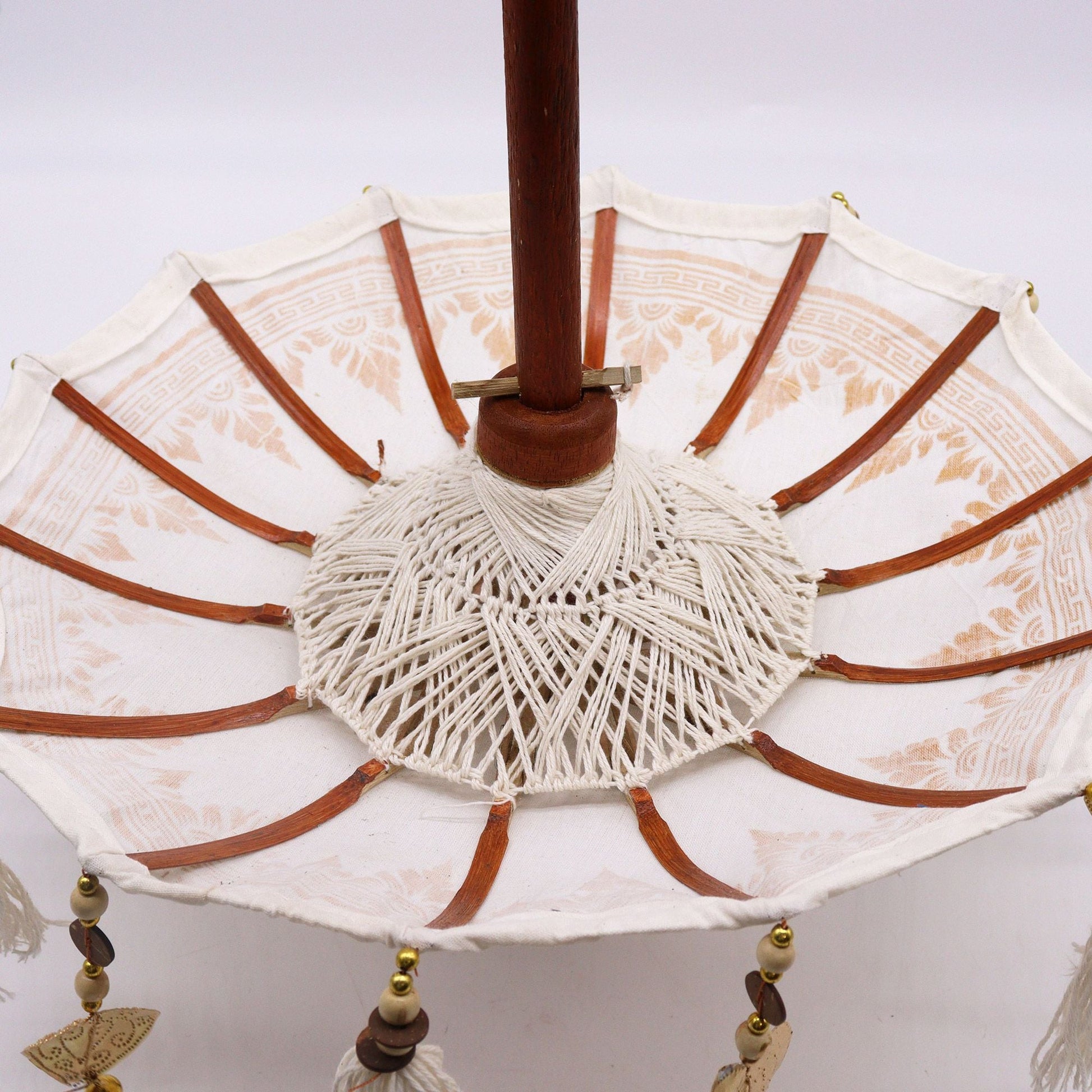 Alt Tag: Natural Canvas Bali Parasol – 40 CM de tela canvas natural con varillas de madera, detalle interior artesanal y colgantes decorativos