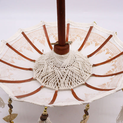 Alt Tag: Natural Canvas Bali Parasol – 40 CM de tela canvas natural con varillas de madera, detalle interior artesanal y colgantes decorativos