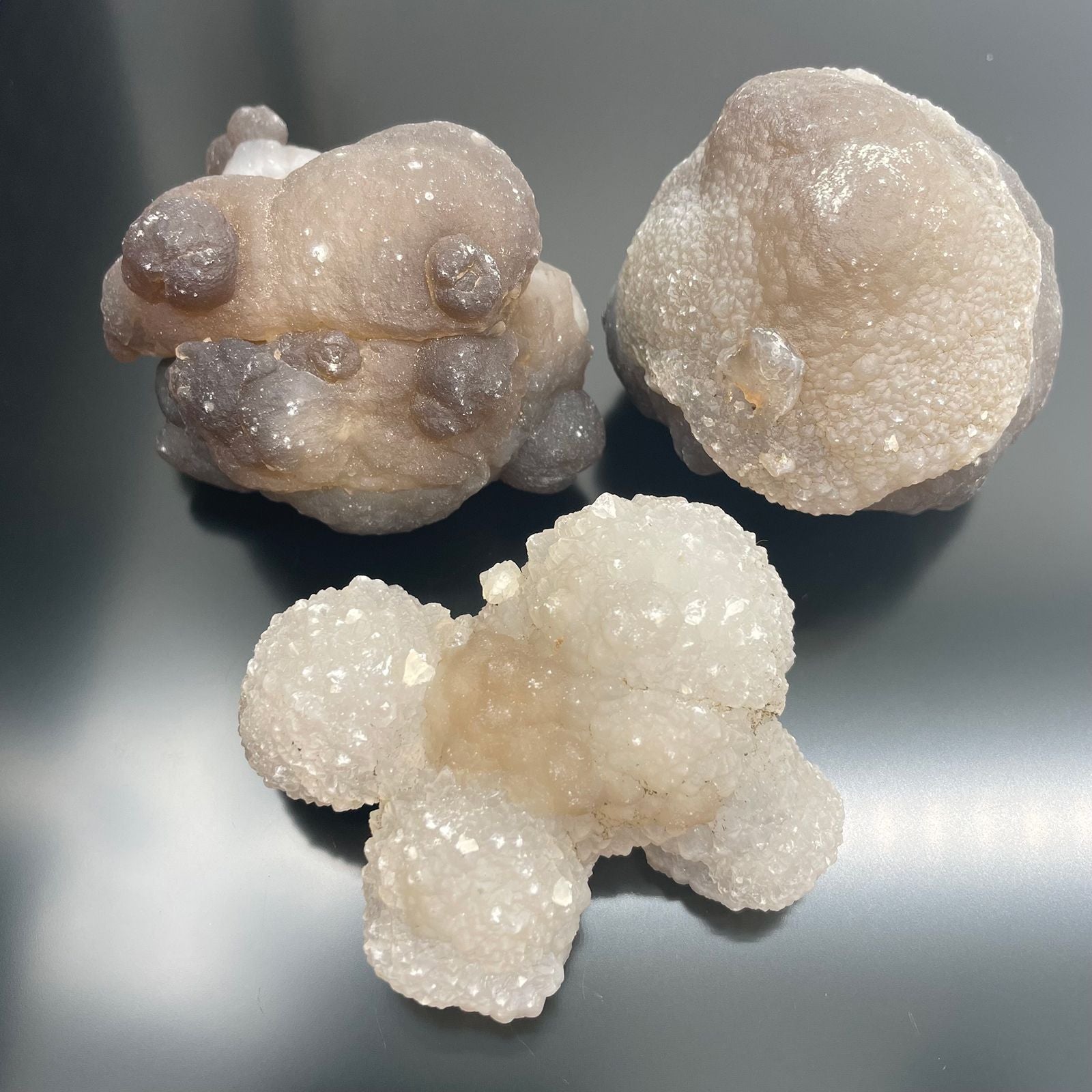 Natural Chalcedony Mineral Specimens – 100-Piece Set, muestras de calcedonia natural en bruto con textura drusa y tonos beige sobre fondo neutro