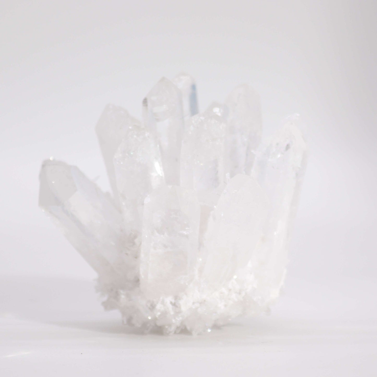 Alt-Tag: Natürlicher klarer Quarz-Cluster – 250–300G, 8 CM, natürlicher klarer Quarzkristall-Cluster, Edelstein-Exemplar auf weißem Hintergrund