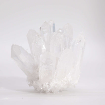 Alt-Tag: Natürlicher klarer Quarz-Cluster – 250–300G, 8 CM, natürlicher klarer Quarzkristall-Cluster, Edelstein-Exemplar auf weißem Hintergrund