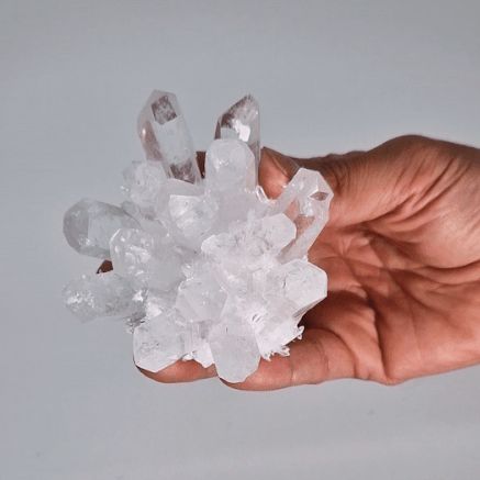Alt-Tag: Natürlicher klarer Quarzcluster – 250–300G, 8 CM in der Hand, natürlicher transparenter Quarzkristall mit Spitzen und traubenförmiger Clusterbildung
