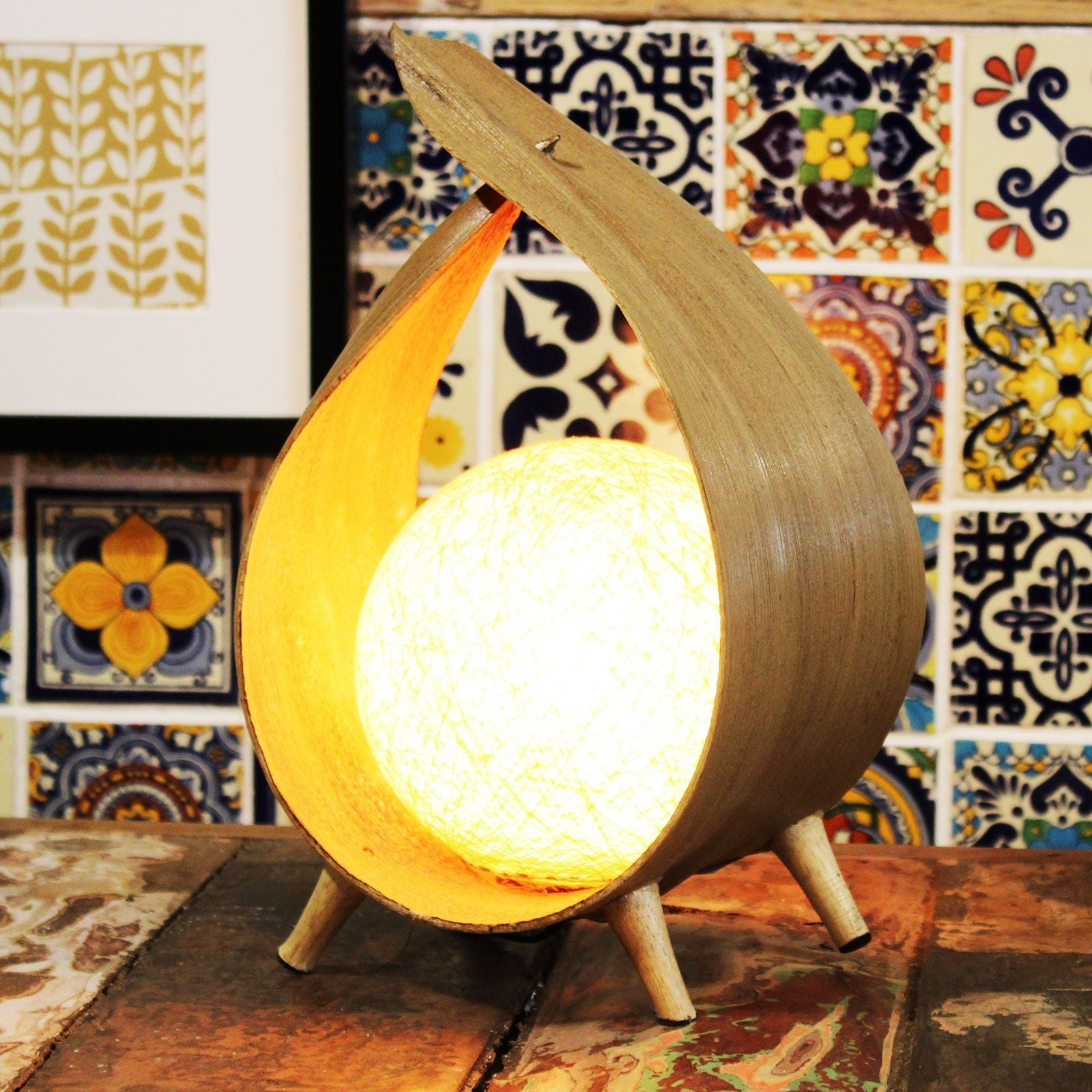 Alt Tag: Natural Coconut Lamp – Natural Wrapover lámpara artesanal de coco con diseño envolvente, luz ambiental cálida sobre mesa decorativa
