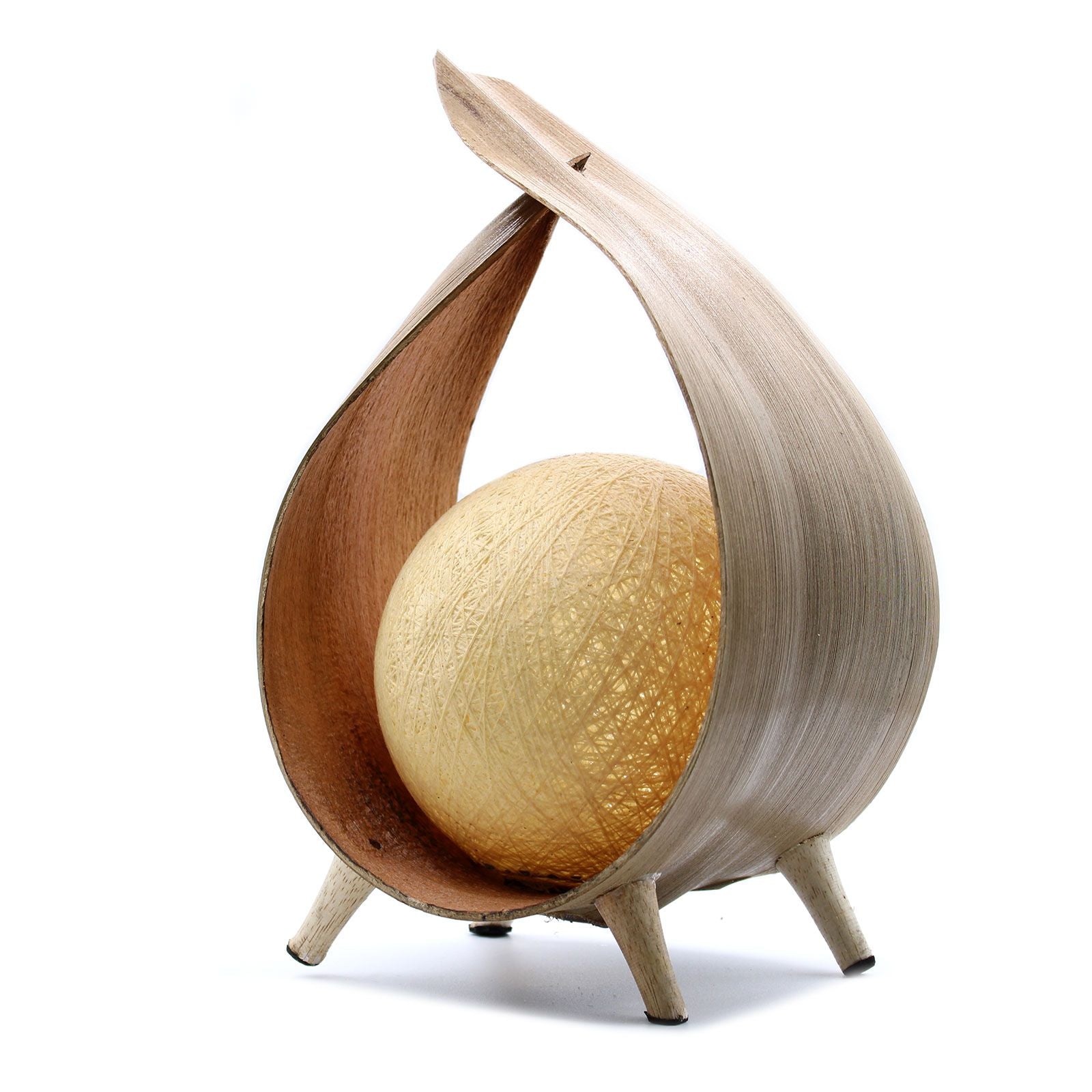 Alt Tag: Natural Coconut Lamp – Natural Wrapover, lámpara artesanal de coco con diseño envolvente y esfera luminosa sobre patas, vista frontal