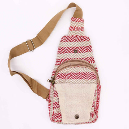 Alt Tag: Naturfärgad crossbody-väska i bomull – tan & rosa, tanfärgad rem med rosa fiskbensmönster och framficka med dragkedja