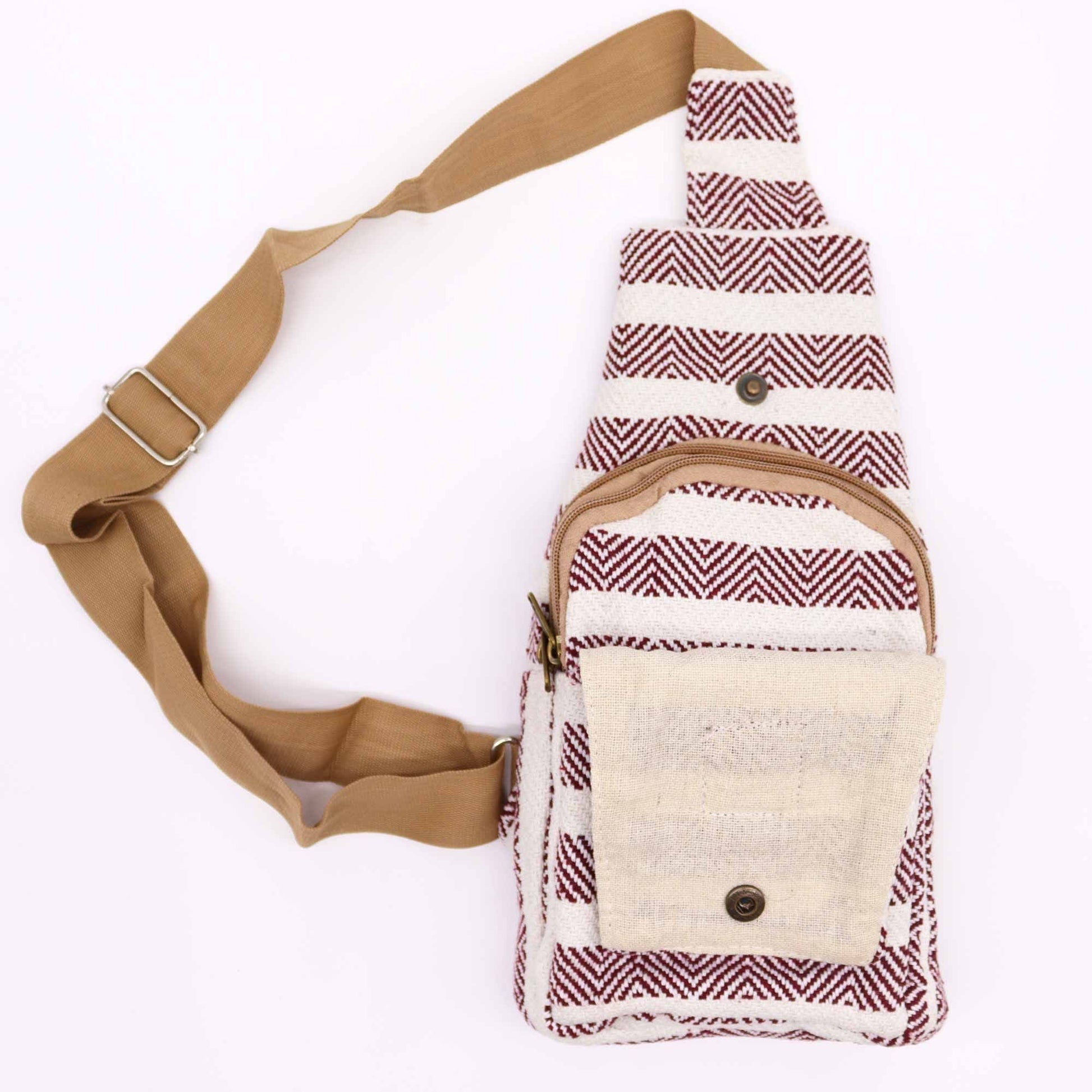 Natural Cotton Cross Body Bag – Burgundy & White con patrón geométrico, correa ajustable beige y bolsillos con cierre y botón