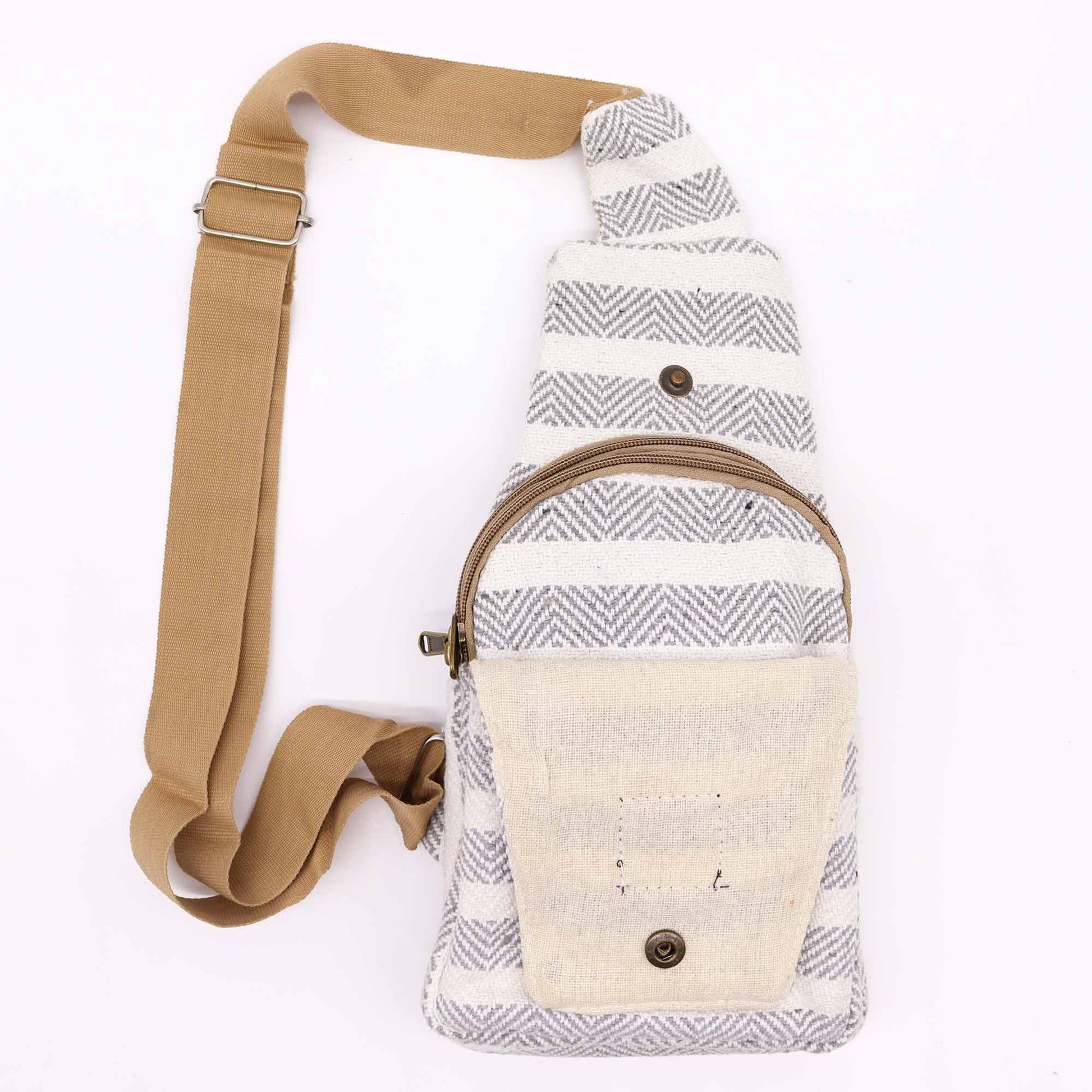 Alt Tag: Crossbody-väska i naturlig bomull – grå & vit med justerbar axelrem, grå-vitt vävt mönster, framficka med dragkedja