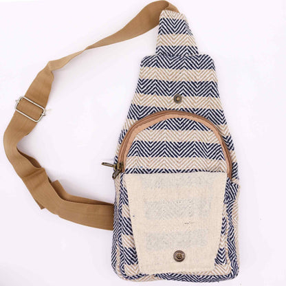 Alt Tag: Crossbody-väska i naturlig bomull – tan & navy, navy fiskbensmönstrad bomullsslingväska med tanfärgad rem och ficka med dragkedja