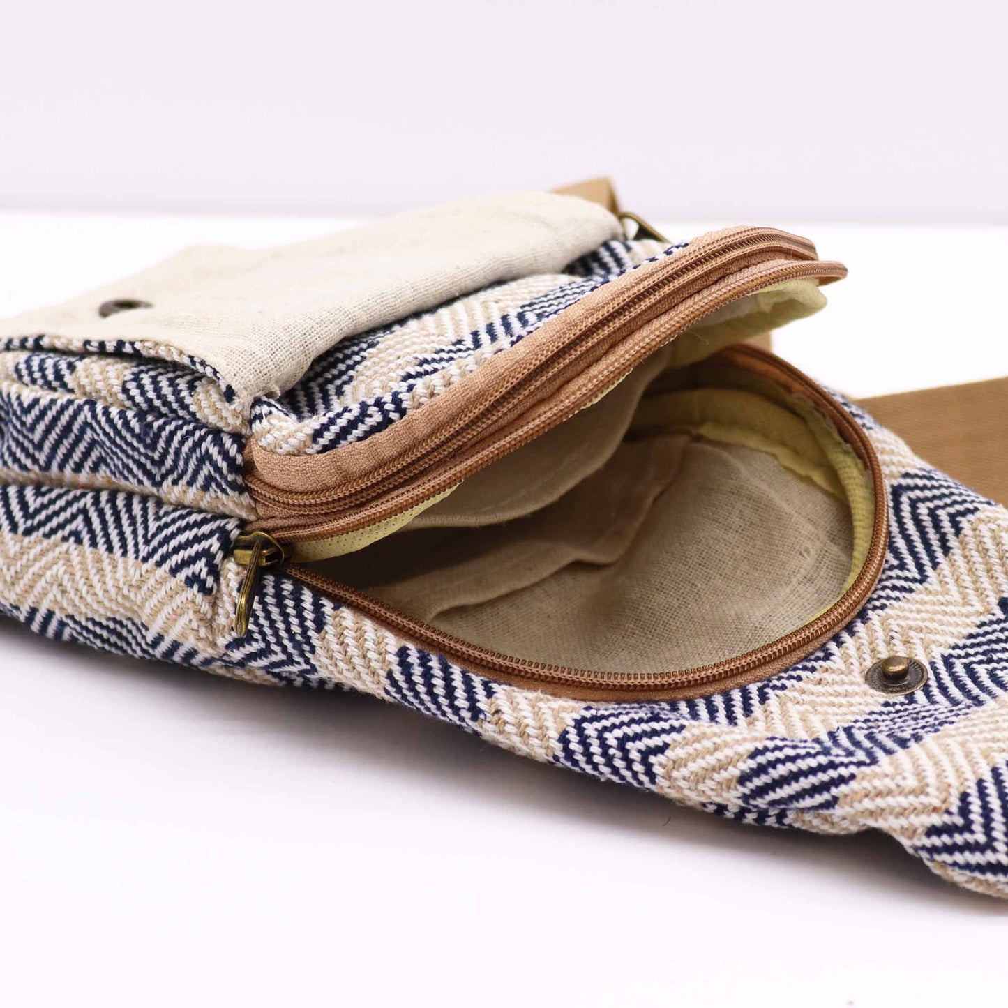 Alt Tag: Crossbody-väska i naturlig bomull – tan & navy närbild på öppen dragkedja som visar tan-foder och navy/tan vävd bomullstextur