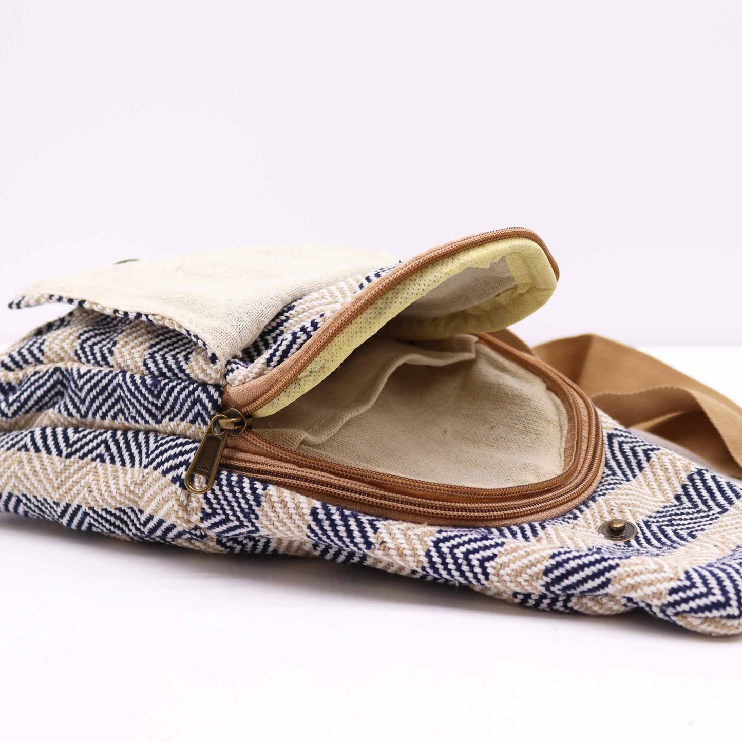 Crossbody-väska i naturlig bomull – Tan & Navy, crossbody i bomull med mönster i tan och navy med ficka med dragkedja och rem, närbild