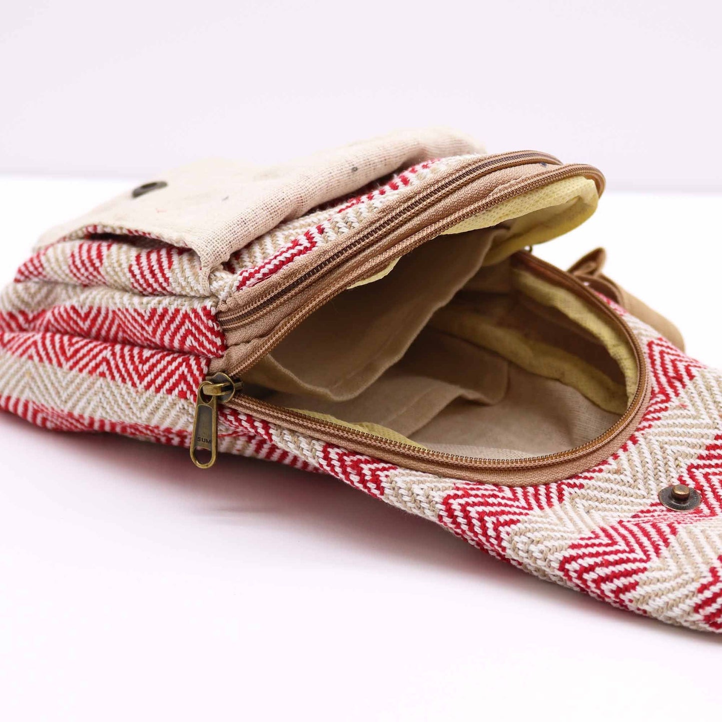 Alt Tag: Crossbody-väska i naturlig bomull – tan & pink detalj med öppen blixtlåsficka, tanfärgad bomull med rosa mönster och justerbar rem