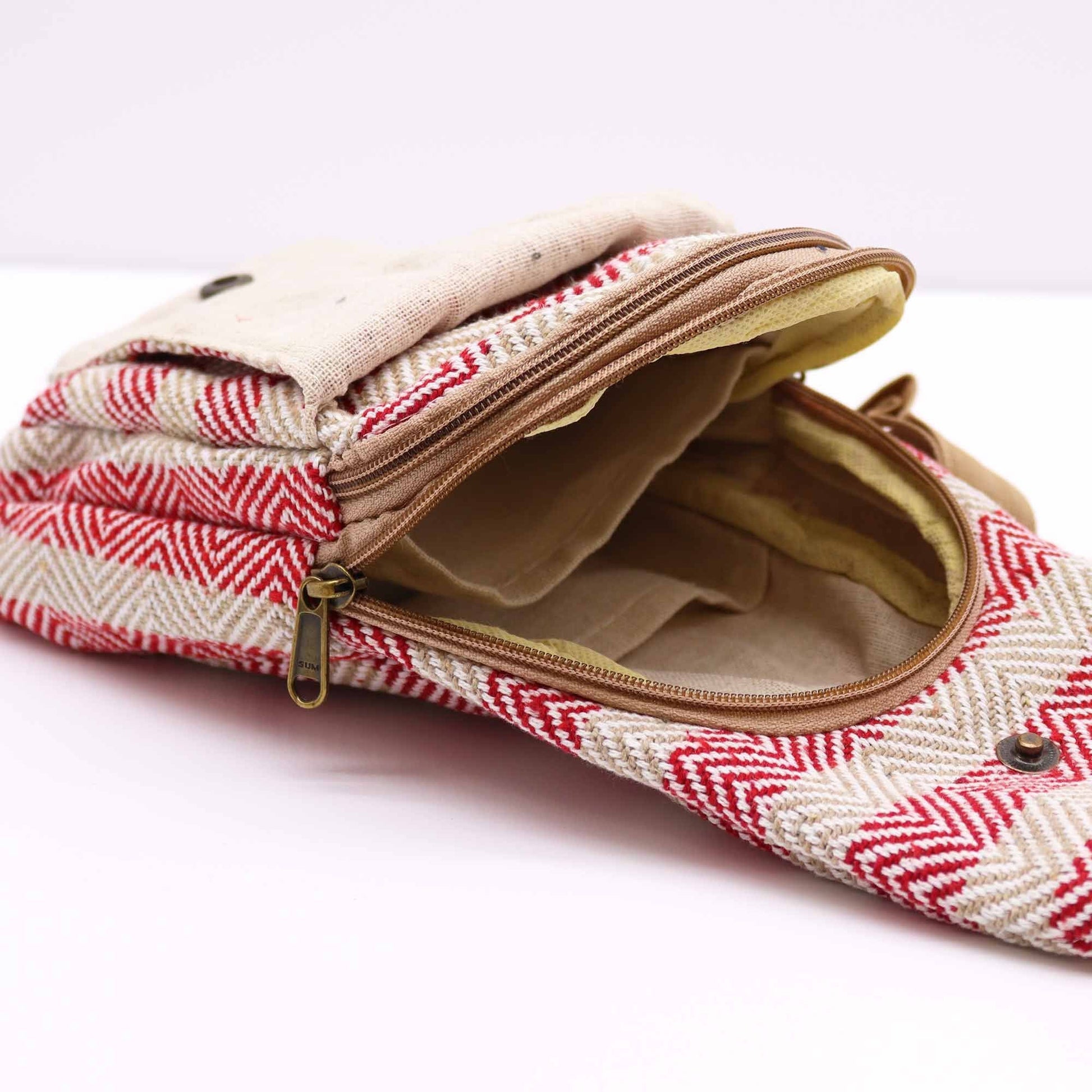 Alt Tag: Crossbody-väska i naturlig bomull – tan & pink detalj med öppen blixtlåsficka, tanfärgad bomull med rosa mönster och justerbar rem
