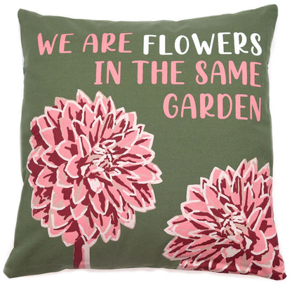 Funda de cojín de algodón natural – funda de almohada verde de 45x45 CM con flores rosas y el texto “WE ARE FLOWERS IN THE SAME GARDEN”