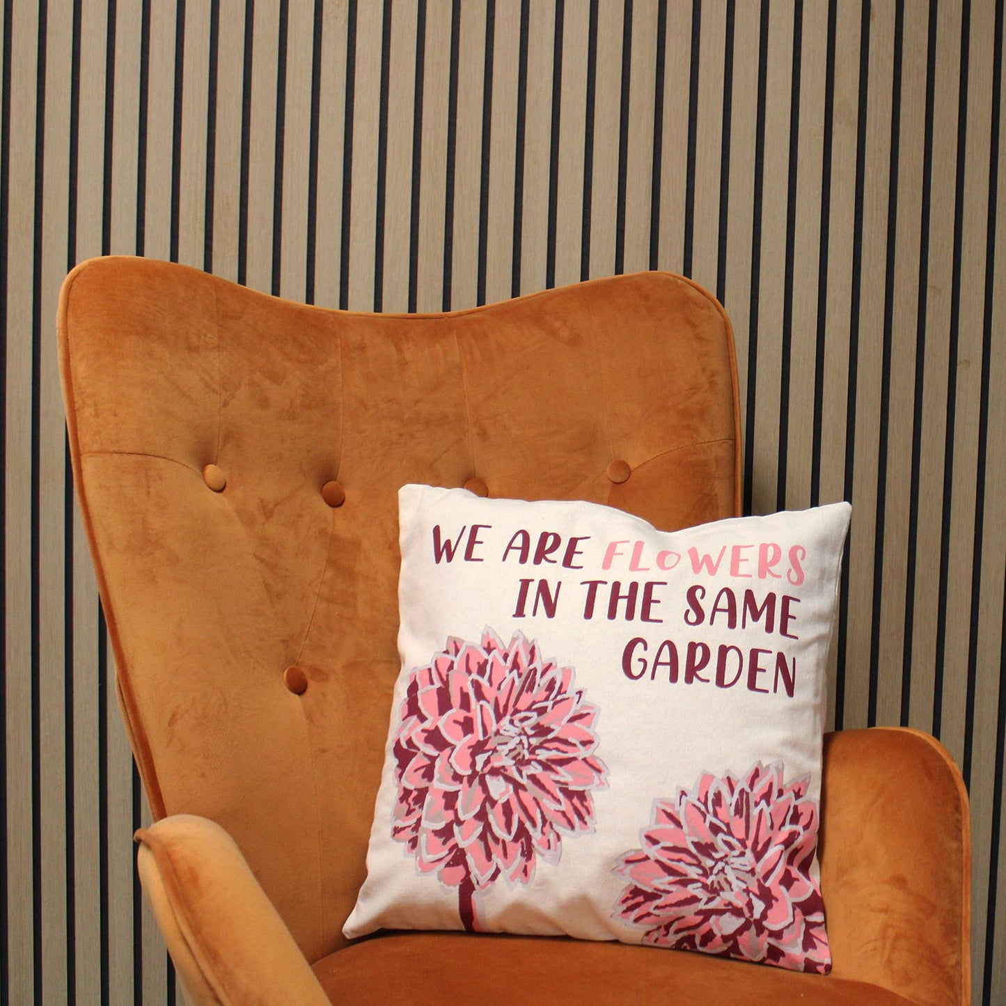 Alt Tag: Funda de cojín de algodón natural – 45x45 CM con estampado floral “We Are Flowers” en una silla, funda 100% algodón hecha en India