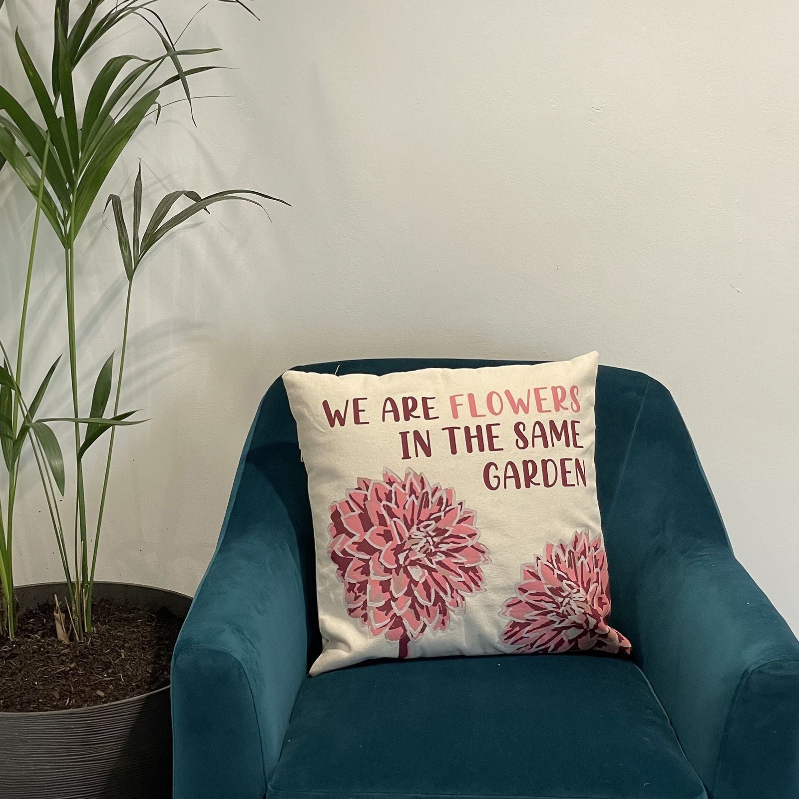 Funda de cojín de algodón natural – 45x45 CM en sillón teal, funda de cojín con estampado floral “We Are Flowers”, 100% algodón hecha en India