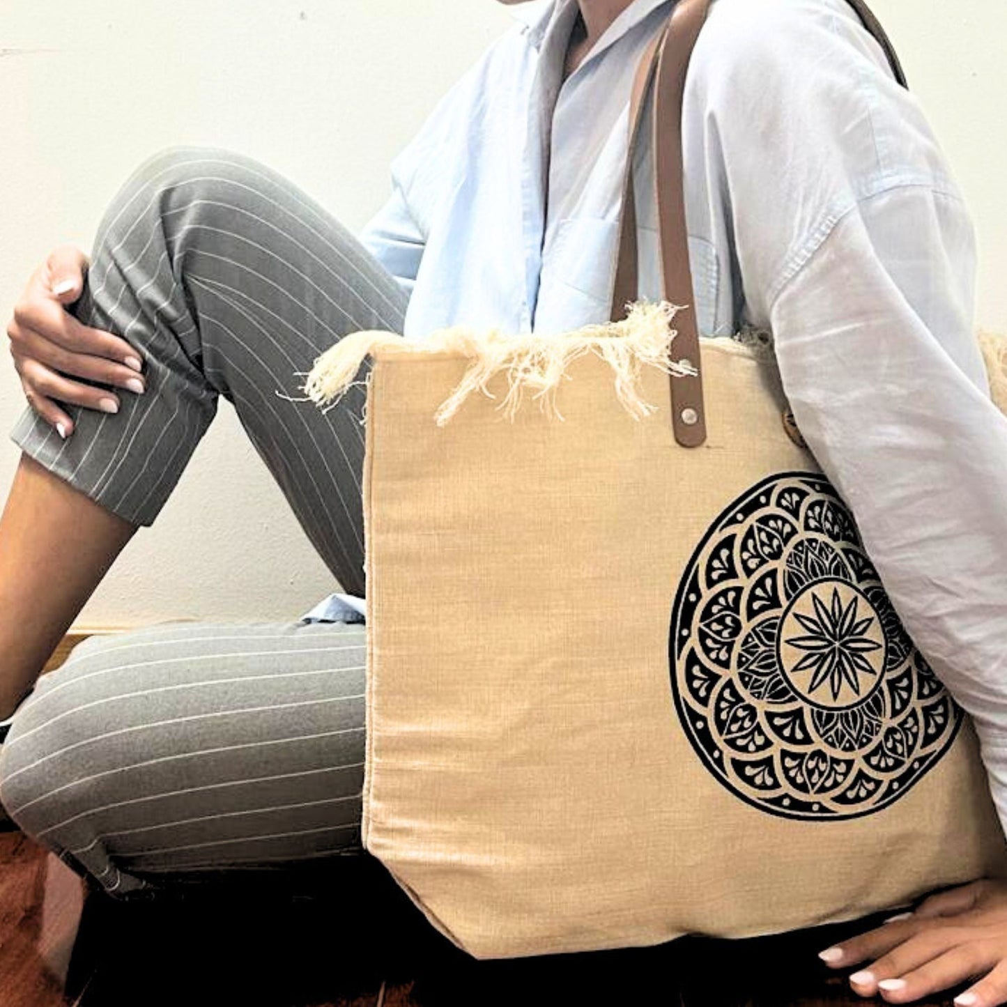 Natural Cotton Tote Bag with Leather Handle – Mandala, bolso tote de algodón natural con asas de cuero y estampado mandala