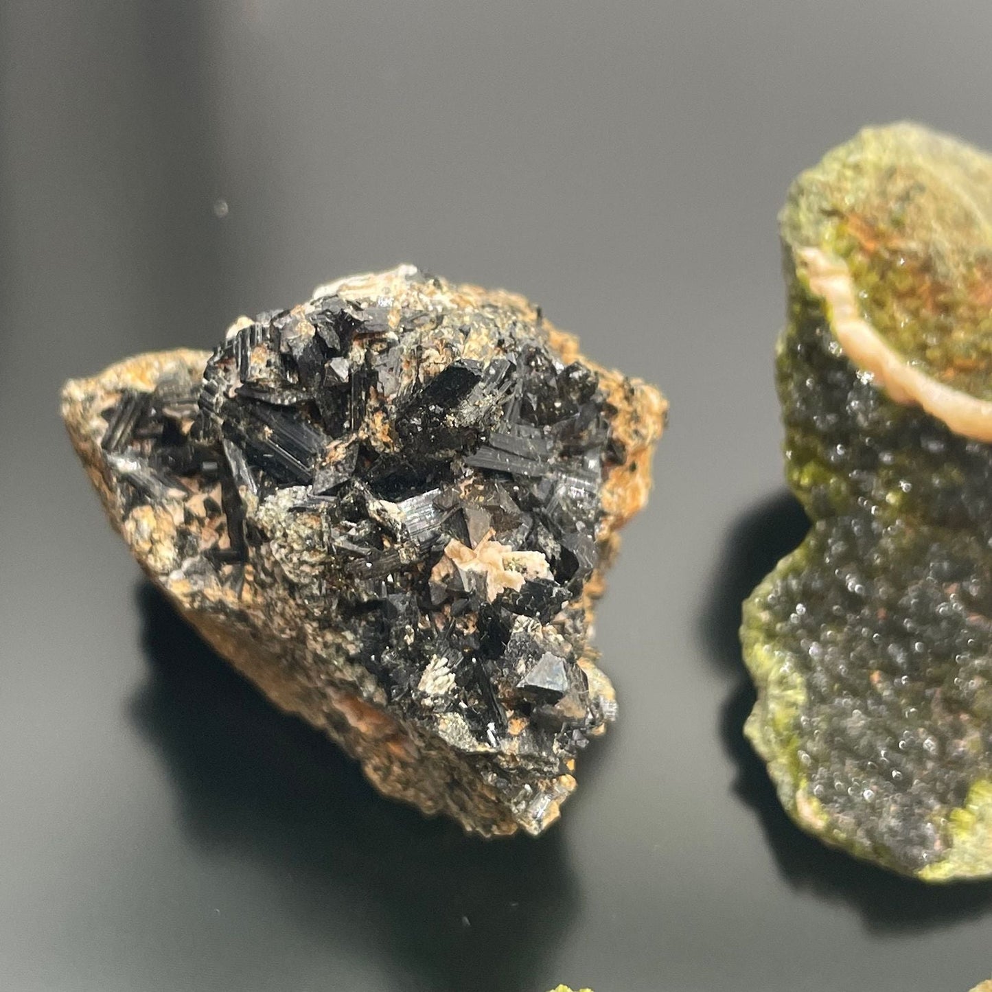 Alt Tag: Natural Epidote Minerals – 10-Piece Set, specimen de epidota natural en bruto con cristales oscuros y matriz, origen Marruecos