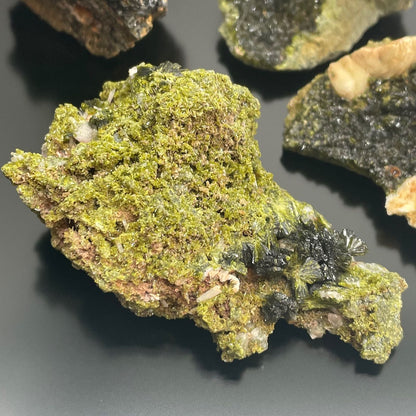 Alt Tag: Natural Epidote Minerals – 10-Piece Set, specimen de epidota verde natural con matriz rocosa, colección de minerales de Marruecos