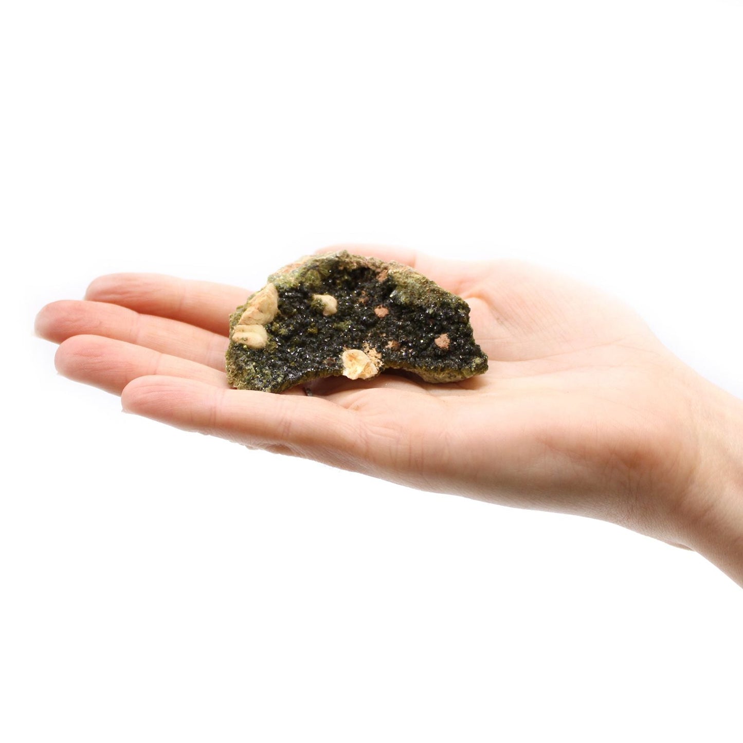 Alt Tag: Natural Epidote Minerals – 10-Piece Set, specimen de epidota verde en la palma de la mano, mineral natural de Marruecos