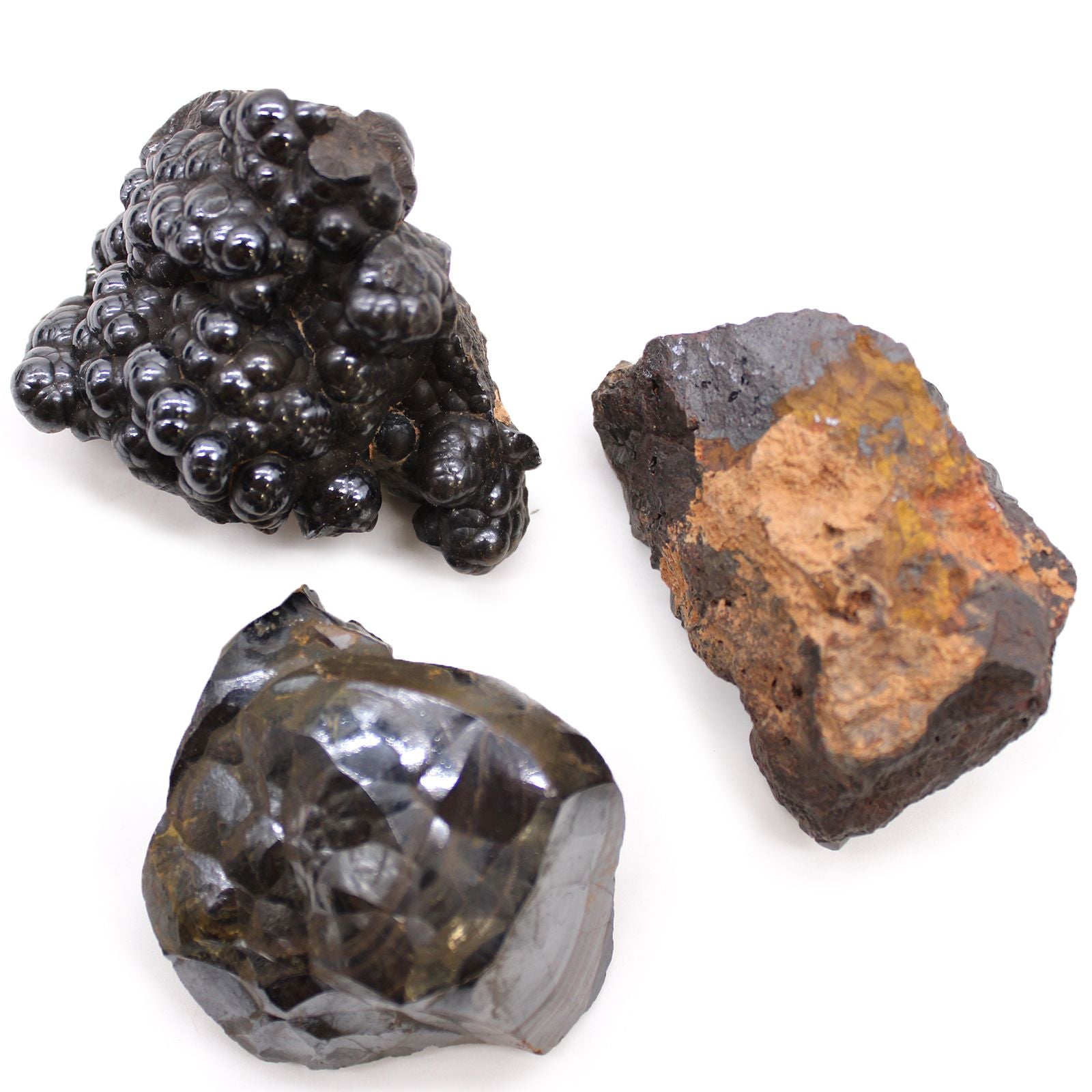 Natural Hematite Mineral Specimens – Approx 20 Pieces, 3 muestras de hematita negra metálica en bruto y pulida sobre fondo blanco
