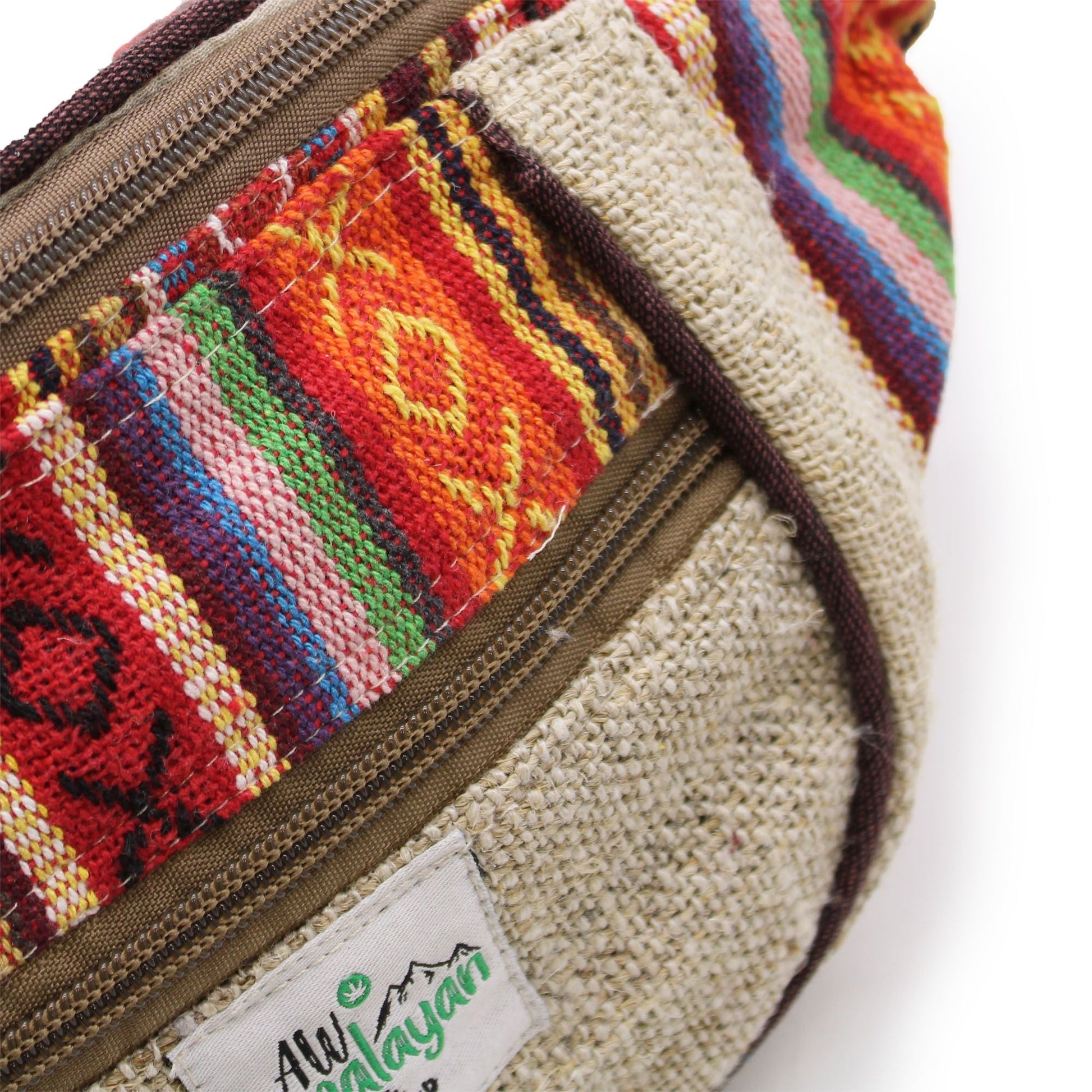 Naturlig bum bag i hampa & bomull – Random Design närbild, hampa-bomullstyg med färgglatt vävt mönster och ficka med dragkedja