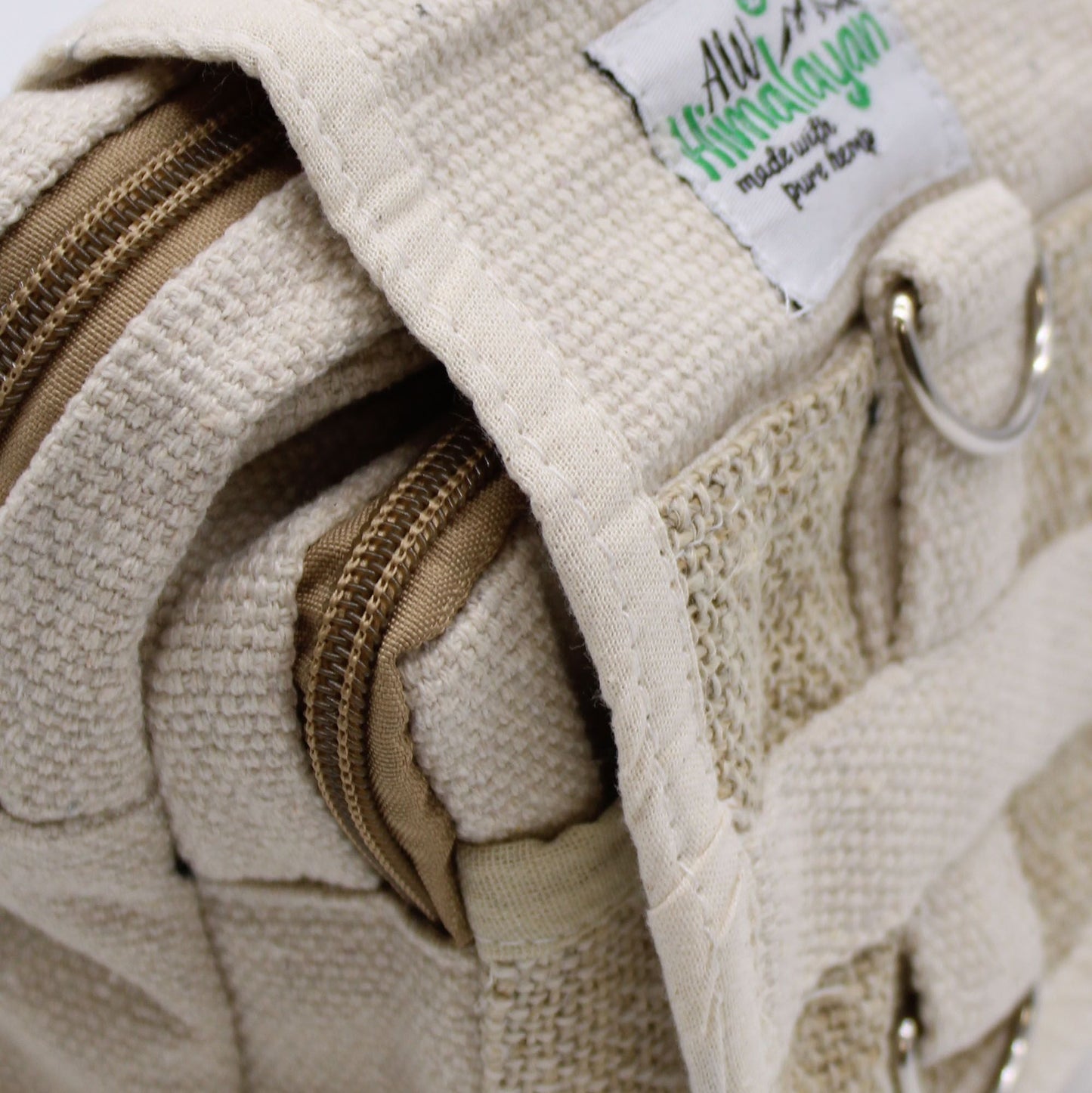 Alt Tag: Naturlig crossbodyväska i hampa & bomull – resekompanjon närbild av texturerat tyg, dragkedjeficka och detalj med metallring