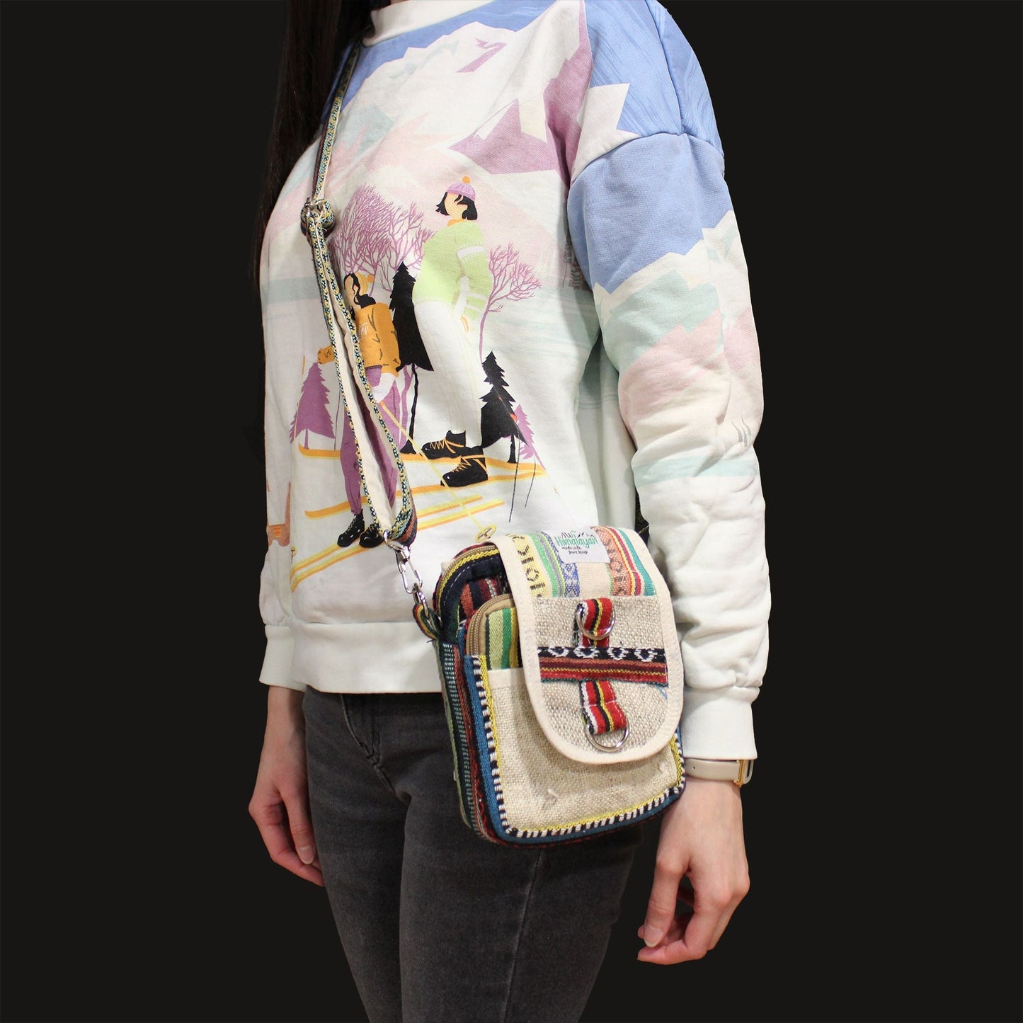 Naturlig crossbody-reseväska i hampa – 15x18x5 CM, bärs som crossbody, naturlig hampa och bomull, kompakt reseväska med flerfärgad vävd axelrem