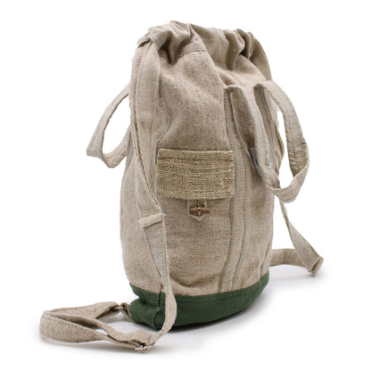 Naturlig laptopryggsäck i hampa & bomull i beige hampa-bomullstyg med grön bas, sidoficka och remmar, minimalistisk design