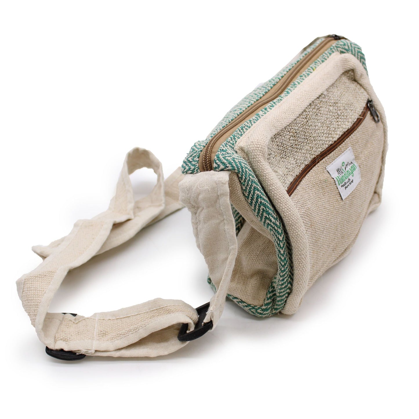 Alt Tag: Naturfärgad messenger bag i naturlig hampa- och bomullsblandning som crossbody med justerbar rem, framficka med dragkedja och grön kantlist