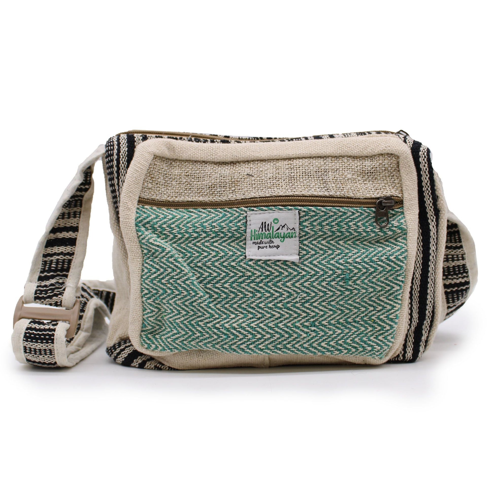 Alt Tag: Naturlig messenger bag i hampa och bomull med justerbar crossbody-rem, grön fiskbensmönstrad frontpanel och ficka med dragkedja