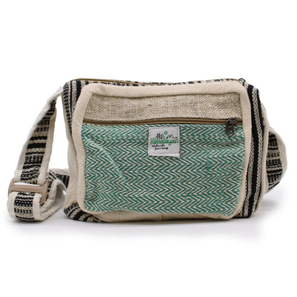 Alt Tag: Naturlig messenger bag i hampa och bomull med justerbar crossbody-rem, grön fiskbensmönstrad frontpanel och ficka med dragkedja