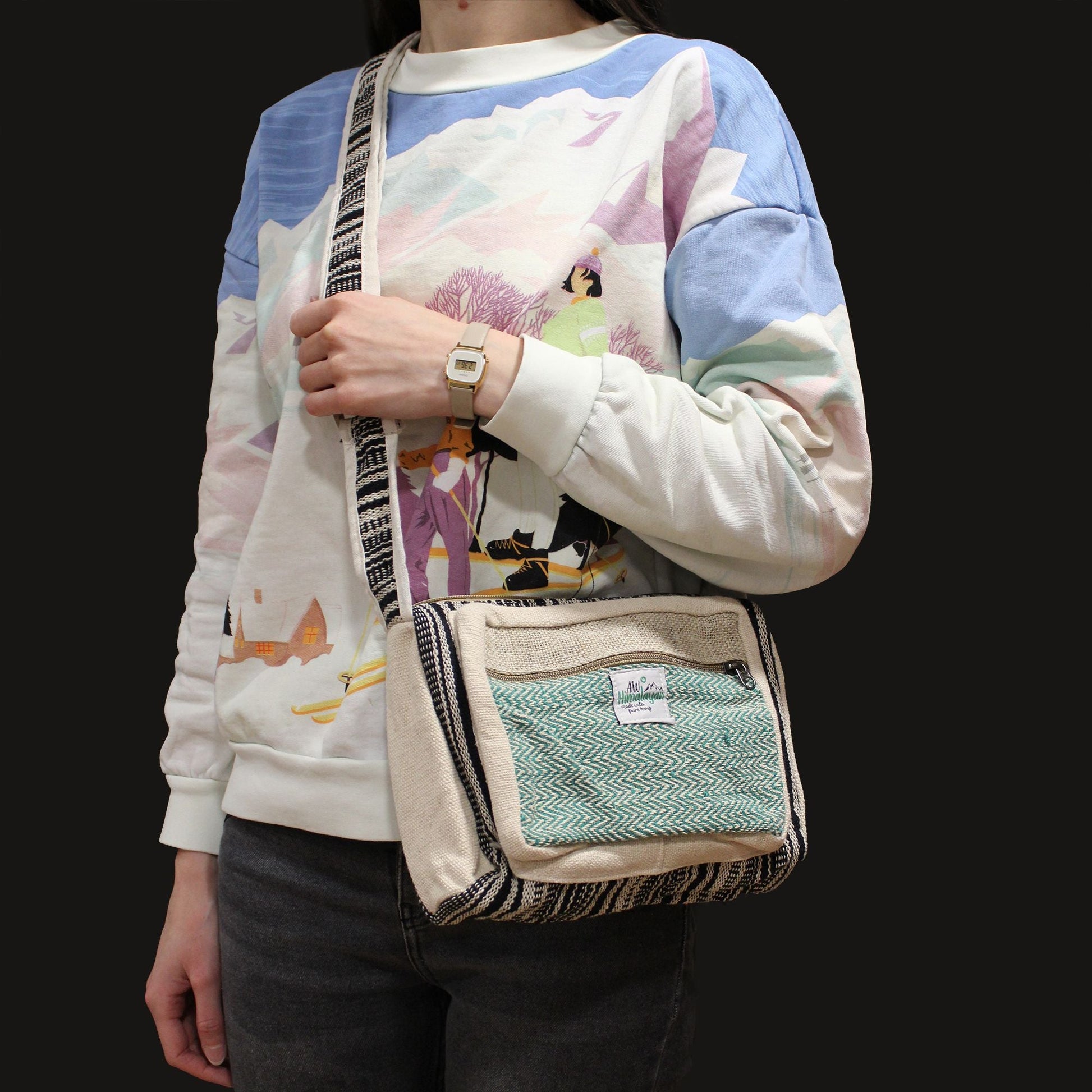 Alt Tag: Naturlig messengerbag i hampa och bomull, buren som crossbody med lockdesign, mönstrad axelrem och framficka på modell