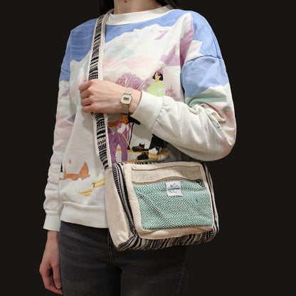 Alt Tag: Naturlig messengerbag i hampa och bomull, buren som crossbody med lockdesign, mönstrad axelrem och framficka på modell