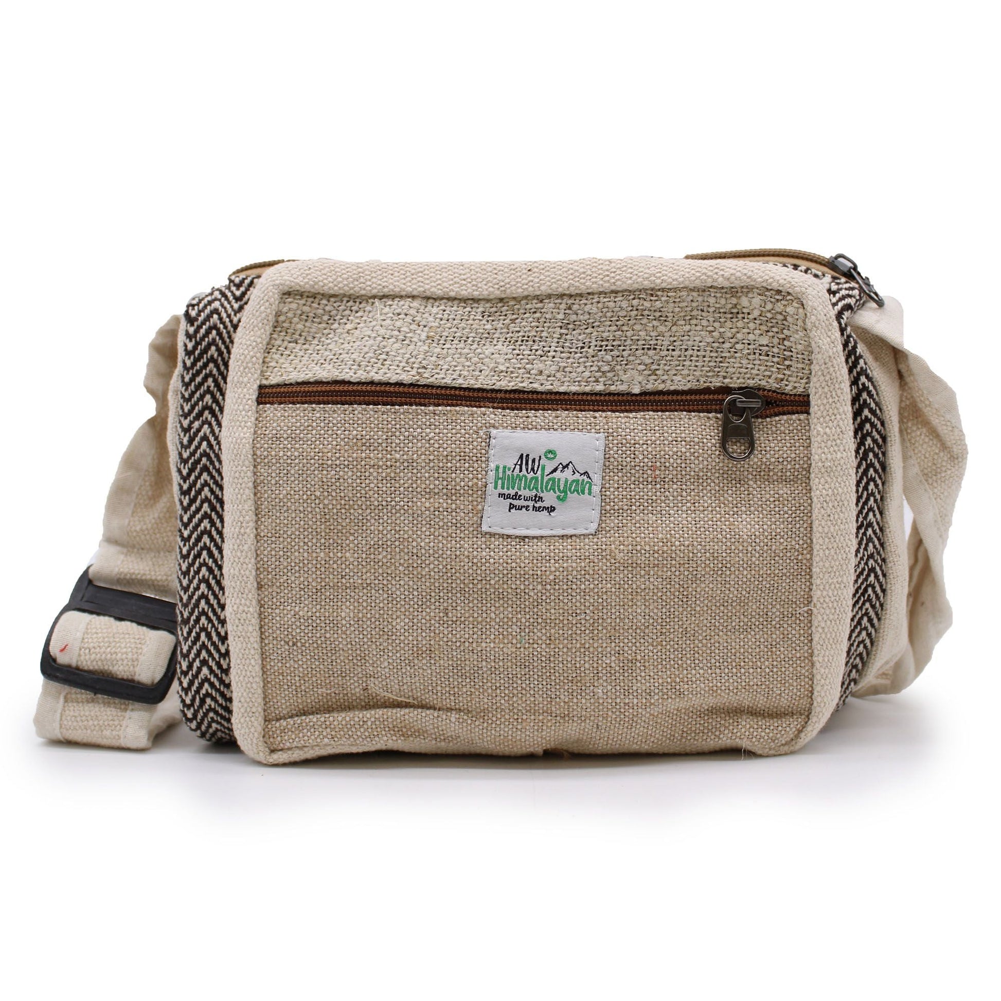 Alt Tag: Naturlig messenger bag i hampa & bomull, crossbody i naturfiber med lockstängning, framficka med dragkedja och justerbar rem, beige