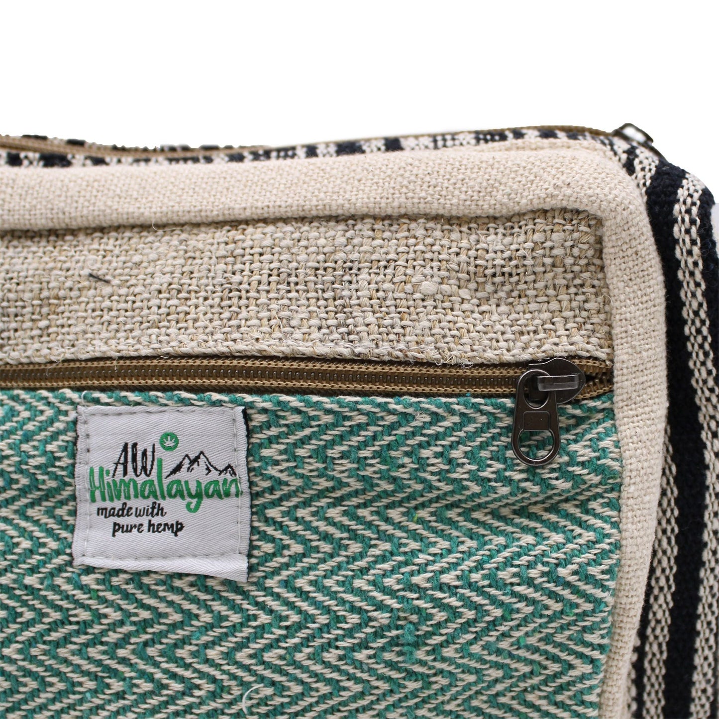 Natural messenger bag i hampa & bomull – närbild av hampa-bomullstyget, ficka med dragkedja och etikett detaljer