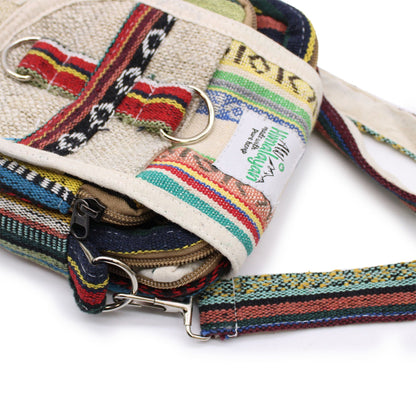 Alt Tag: Naturlig crossbody-reseväska i hampa – 15x18x5 CM närbild på en vävd crossbody-väska i hampa och bomull med färgglad rem och dragkedja