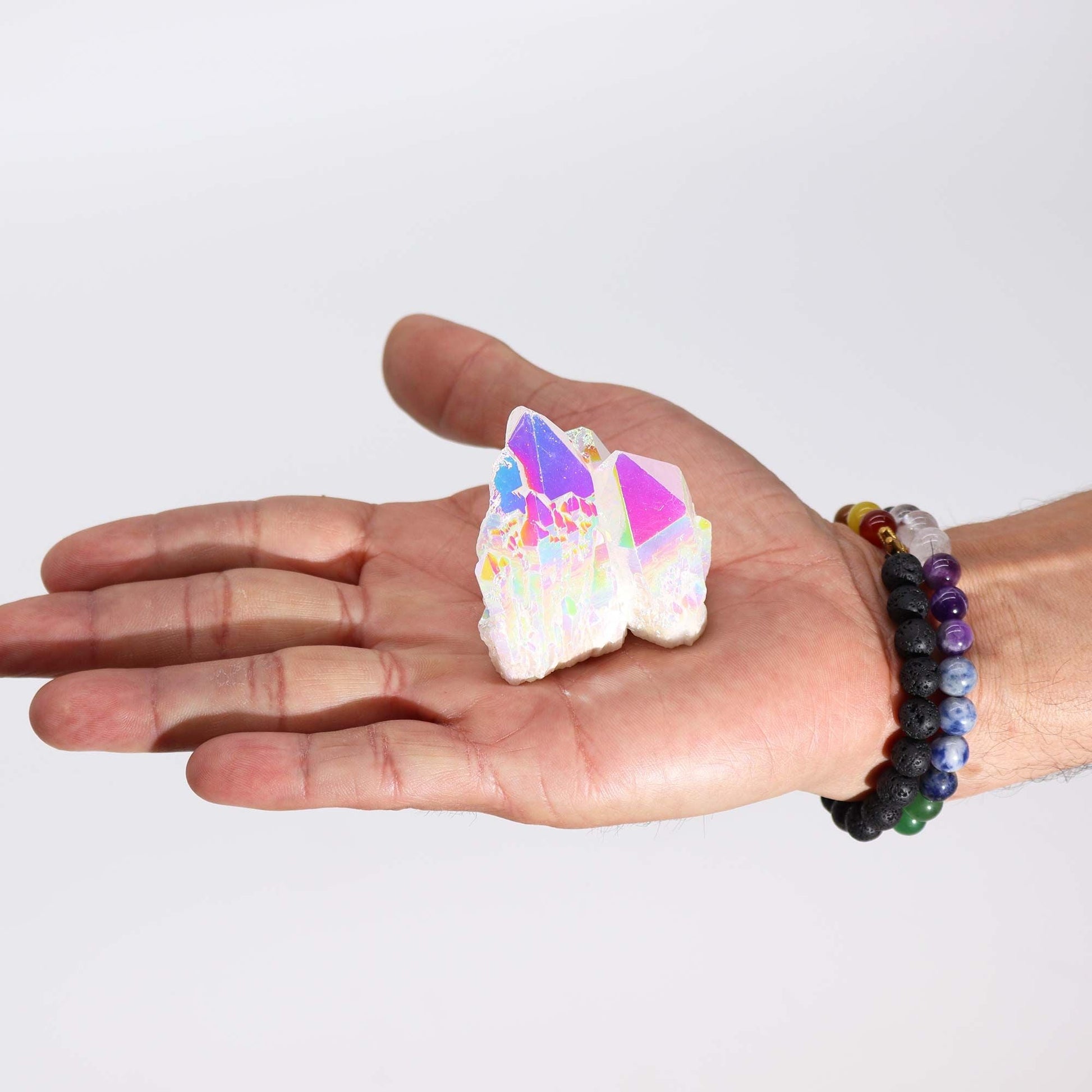 Natural Quartz Aura – 100-150G Geode, 7-10CM en mano, cristal geoda iridiscente con brillo aura sobre fondo blanco