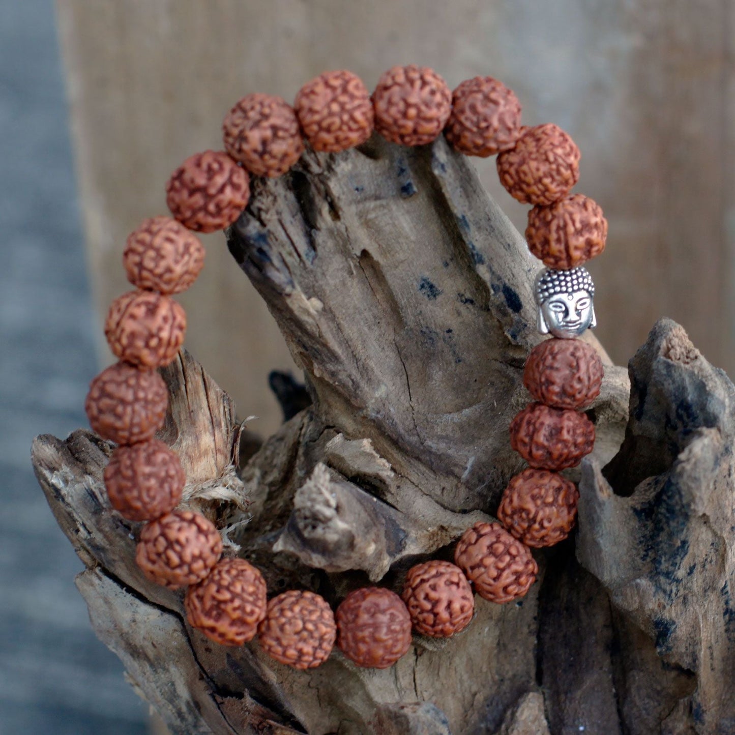 Naturligt Rudraksha Buddha Bangle Mala – 7x2 CM mala-armband med rudraksha-träpärlor och silverfärgad Buddha-berlock