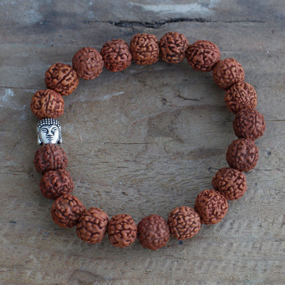 Naturligt Rudraksha Buddha Bangle Mala – 7x2 CM mala-armband med träpärlor och Buddha-huvuddetalj på träbakgrund